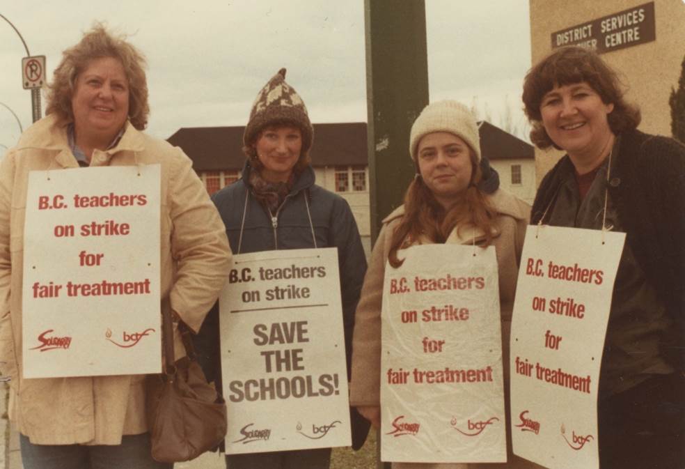 4 union members with plaque striking in support
